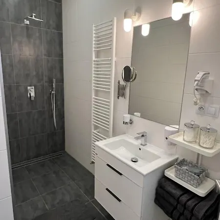 Flexihome Sk - Design City - Top Location Close City Centre - Big Squared Apartment *