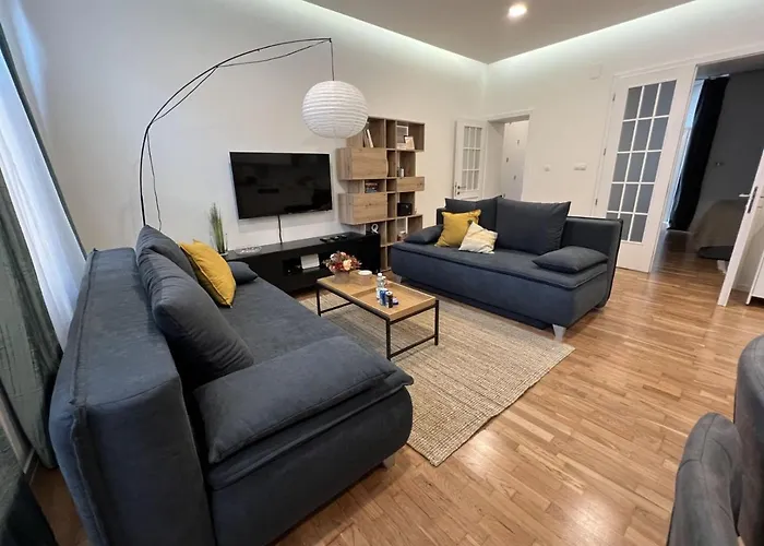 Top Location Large Apartment In The Heart Of City Centre *